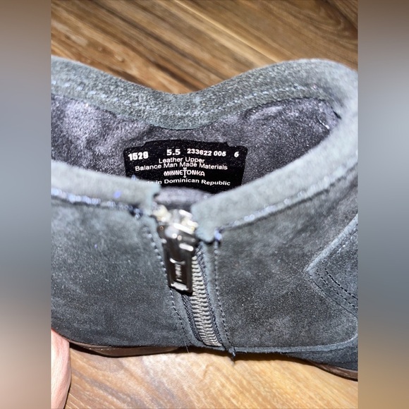 Minnetonka 1529 Black Fringe Suede Ankle Boot Low Heel Side Zip Women's 5.5 - Picture 6 of 6